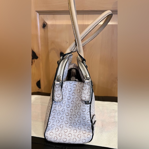 Guess Purse - Picture 3 of 9